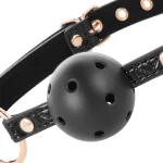 Ball gag traforata con texture lucida Begme (dettaglio sfera)