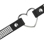 Chocker nero sottile cuore metallo brillantini Coquette (dettaglio)