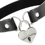 Collarino nero con lucchetto a cuore Coquette (dettaglio)