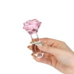 Mano della modella con Plug anale in vetro con rosa Rosy Pillow Talk