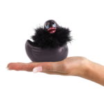Modella tiene in mano il Vibratore paperella I Rub My Duckie 2.0 Paris colore nero