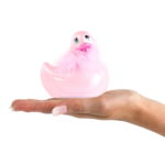 Modella tiene in mano il Vibratore paperella I Rub My Duckie 2.0 Paris colore rosa