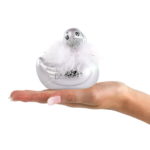 Modella tiene in mano la Papera vibrante I Rub My Duckie 2.0 Paris Silver by Big Teaze Toys