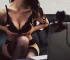 cam girl in lingerie sul divano con webcam - come funzionano i siti di cam porno